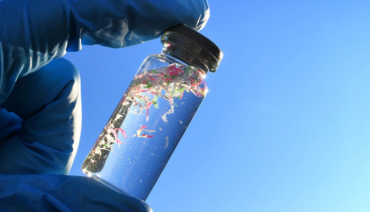 upuknews1's tweet photo. #BREAKING : Student Creates Device That Eliminates 95.5% of Microplastics from Water

High school student Mia Heller, 18, has reportedly invented a water filter that can remove up to 95.5% of microplastics, marking a major breakthrough in clean water technology.

#MiaHeller #Innovation #Microplastics #WaterFilter #CleanWater #ScienceNews #YoungScientist #Environment