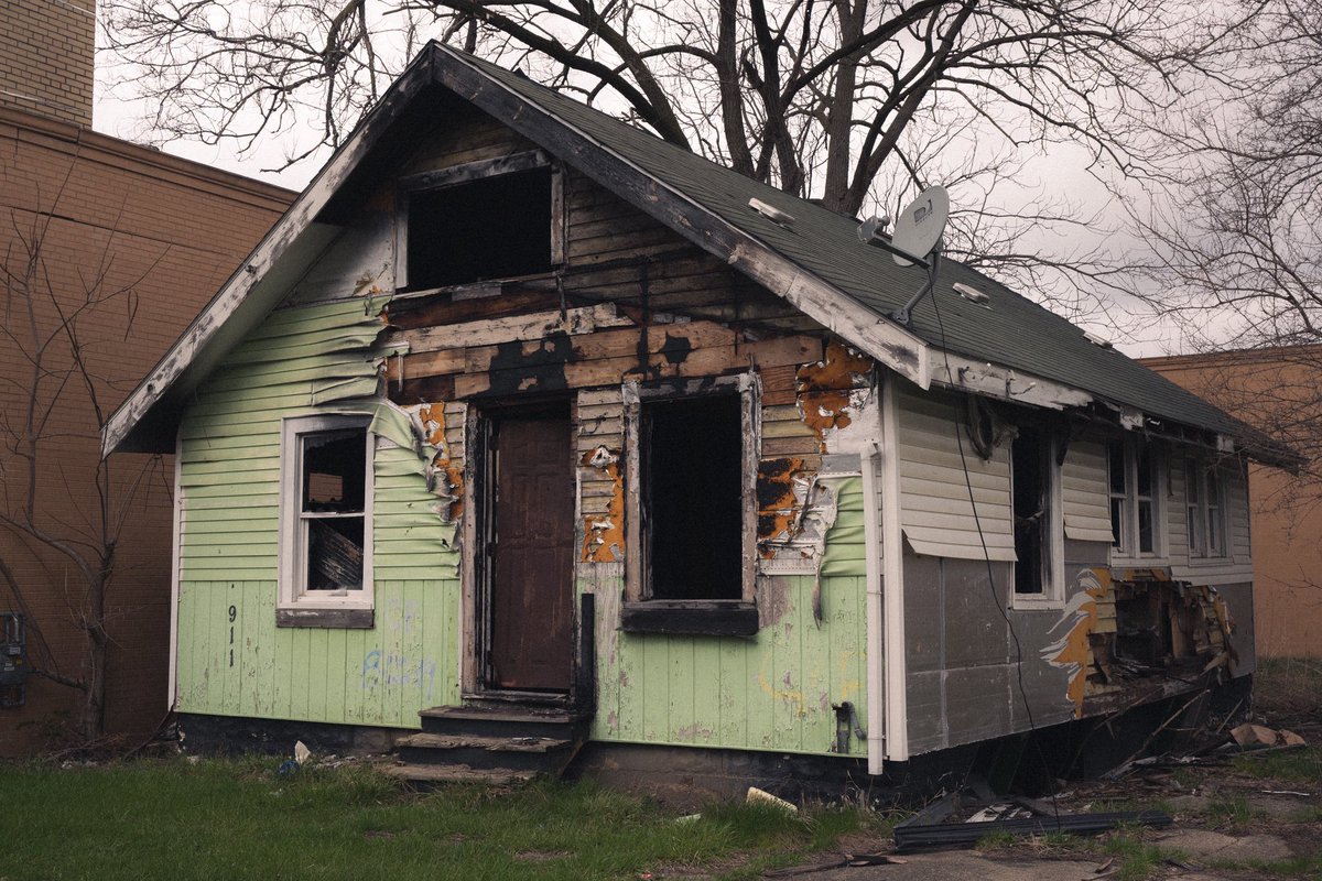 twashstarcrazy's tweet photo. two houses on opposing sides of the street https://t.co/400SRbQSm1