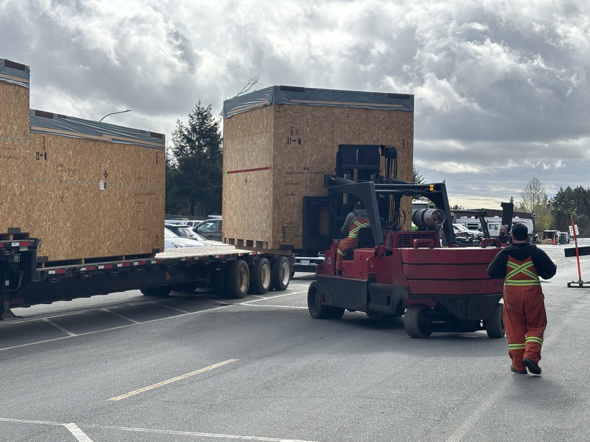 VMACAir's tweet image. 🔧Behind the Scenes at #VMAC...where big things are rolling into our facility… literally. We’ve just taken delivery of a brand new #CNC machine that will help us build more systems while delivering the quality our customers count on. Stay tuned as we get the new #machine set up!