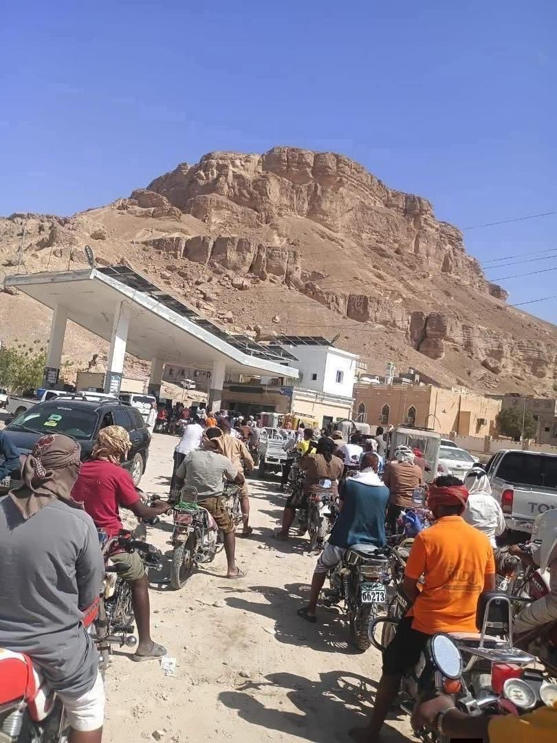 طوابير من الدراجات والسيارات أمام محطات الوقود في مدن وادي حضرموت، وسط معاناة للمواطنين الذين يناشدون الجهات المعنية التدخل العاجل لتوفير المشتقات النفطية وإنهاء الأزمة