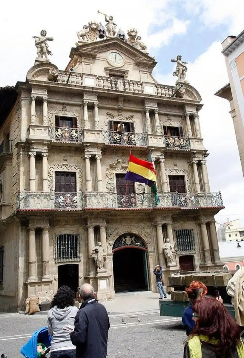 Por aquí ya hemos proclamado la III !!!! #14deAbril 
Bueno, no. Es por el rodaje de una película, pero emocionante y premonitorio. #YaFaltaMenos
Salud y República. Osasun eta Errepublika.