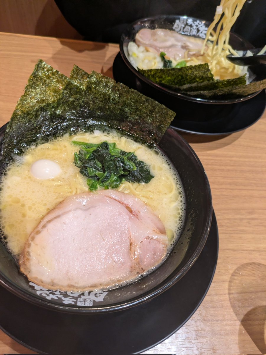 SSH46557727's tweet photo. 深夜に油そばと家系ラーメンをはしごする男たち https://t.co/aUaHIYB9Zk