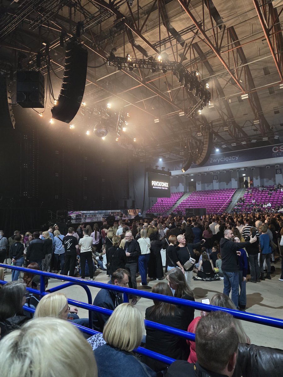 czekamy na koncert, dziwnie mi na trybunach #pentatonix