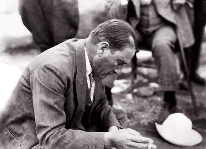 Atatürk’ün arkadaşı Salih’e yazdığı mektup:

“Yeni evlenen insanın kalbi, hayat, aşk ve mutluluk duyguları ile doludur.

Ben bunu yaşamadım…”