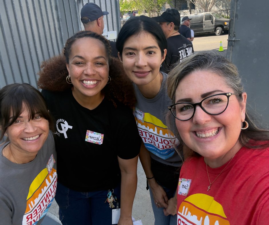 MissionFed's tweet photo. Our Employee Volunteer Collective spent time with the San Diego Rescue Mission helping serve during their Easter Community Outreach Meal.

Our team was proud to help serve over 700 meals, 57 haircuts, 40 showers, and simple moments of care that can make a real difference. ❤️🔔 https://t.co/Hj1aIU0Fcd
