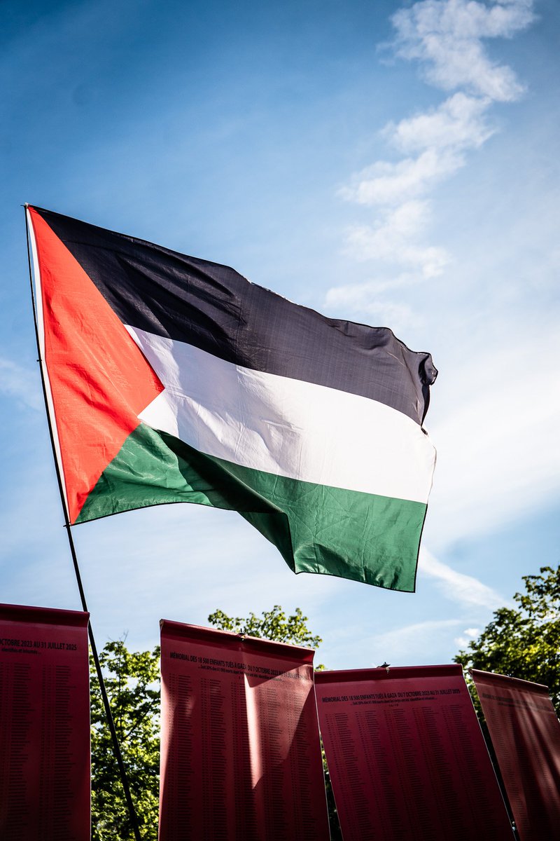 Deputee_Obono's tweet image. 🔴🇵🇸 Au rassemblement unitaire contre la #loiYadan, je me suis recueillie devant le memorial pour les plus de 18 000 enfants palestinien·nes massacré·es entre octobre 2023 et juillet 2025. Nous ne cesserons jamais de dénoncer le #génocide qui continue à #Gaza. #FreePalestine ✊🏾