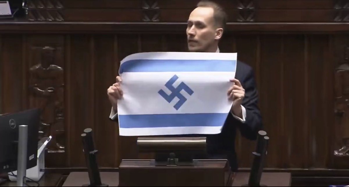 SpectateursFr's tweet photo. 🔴ALERTE INFO 

« Israël est le nouveau Troisième Reich ! » 

🔴🇵🇱🇮🇱 Un député polonais d’extrême droite compare les crimes de guerre d'Israël à ceux du Troisième Reich et exhibe un drapeau israélien orné d’une Croix Gam **ée.