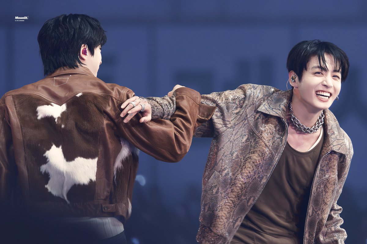 Moonlit__97's tweet photo. 260412 ㅋㅋㅋㅋㅋ

#정국 #JUNGKOOK
#진 #JIN 
#방탄소년단 #BTS @BTS_twt https://t.co/aOoUFhKPb8
