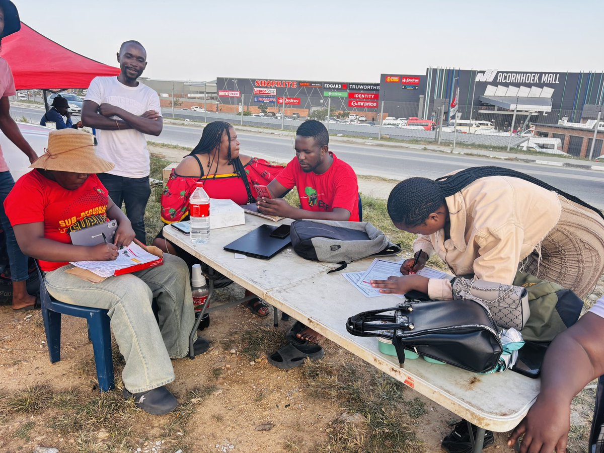 eff_bush's tweet image. ♦️In Pictures♦️

The Bushbuckridge SRETF, led by Convener of Achornhoek Table Fighter Romeo Sedibe and joined by SRETF Coordinator Zinhle Nyathi and SRETF members Fighter Mahlatsi  conducted a successful voter registration campaign today at Acornhoek Mall. 

#RegisterToVoteEFF