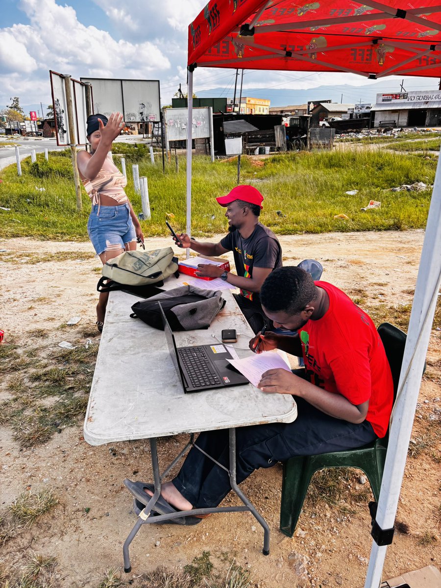 eff_bush's tweet image. ♦️In Pictures♦️

The Bushbuckridge SRETF, led by Convener of Achornhoek Table Fighter Romeo Sedibe and joined by SRETF Coordinator Zinhle Nyathi and SRETF members Fighter Mahlatsi  conducted a successful voter registration campaign today at Acornhoek Mall. 

#RegisterToVoteEFF