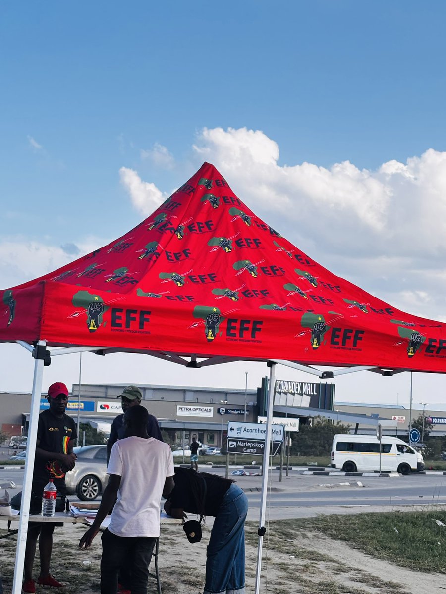 eff_bush's tweet image. ♦️In Pictures♦️

The Bushbuckridge SRETF, led by Convener of Achornhoek Table Fighter Romeo Sedibe and joined by SRETF Coordinator Zinhle Nyathi and SRETF members Fighter Mahlatsi  conducted a successful voter registration campaign today at Acornhoek Mall. 

#RegisterToVoteEFF