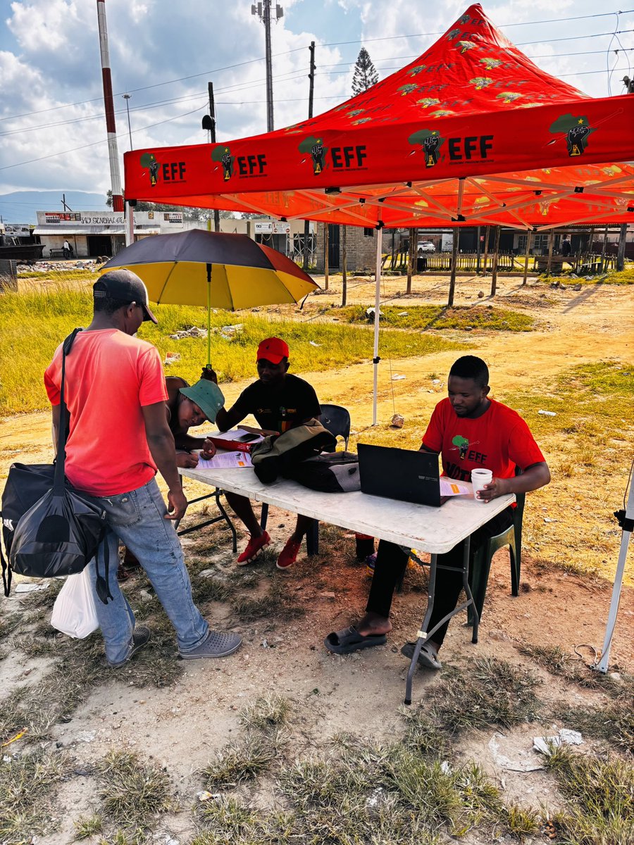 eff_bush's tweet image. ♦️In Pictures♦️

The Bushbuckridge SRETF, led by Convener of Achornhoek Table Fighter Romeo Sedibe and joined by SRETF Coordinator Zinhle Nyathi and SRETF members Fighter Mahlatsi  conducted a successful voter registration campaign today at Acornhoek Mall. 

#RegisterToVoteEFF