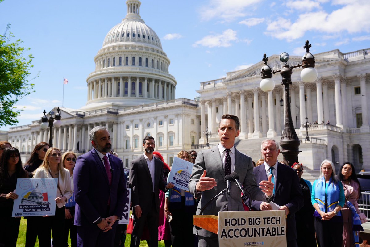 Josh Hawley tweet media