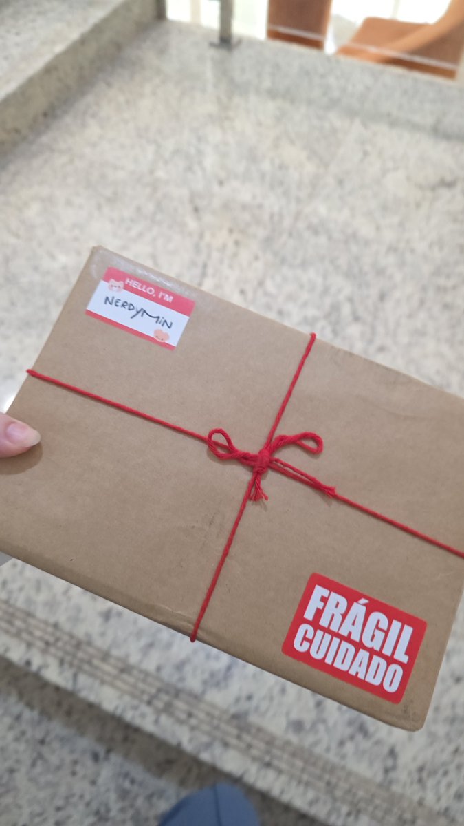 no trabalho recebendo a encomenda da <a href="/nerdymin_/">Babi 🍎 . ݁₊ ⊹</a> agr quero ir embora pra abrir