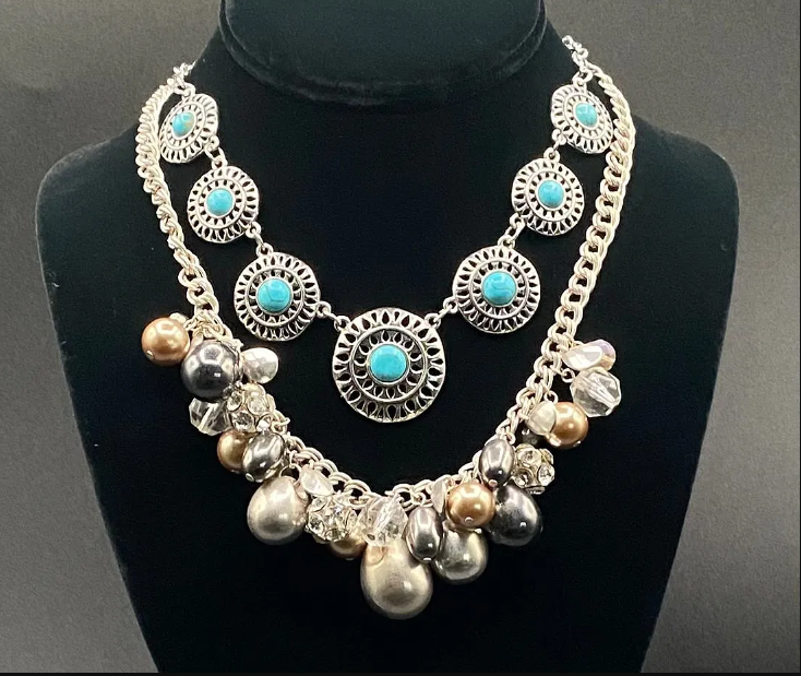 Alltradess's tweet image. liveauctioneers.com/item/229337413…
A striking duo of vintage statement necklaces featuring distinct textures and styles, perfect for layering or individual wear. This lot includes two high-impact pieces:• Southwestern-Style
#Necklaces &amp;amp; Pendants #Multi-Strand Necklaces #Turquoise Medallion