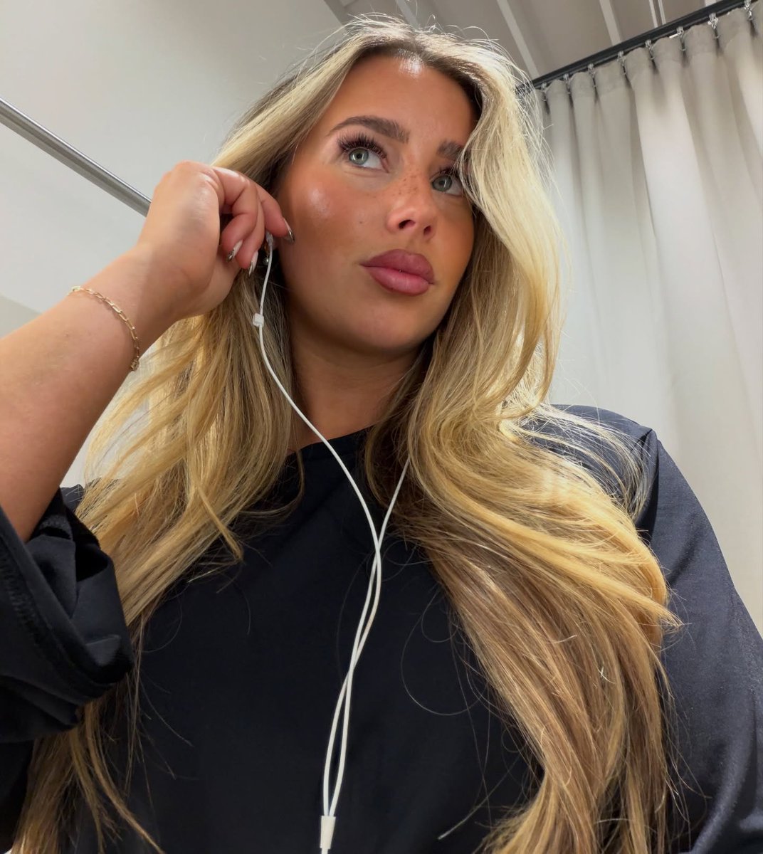 Emily Davis tweet media