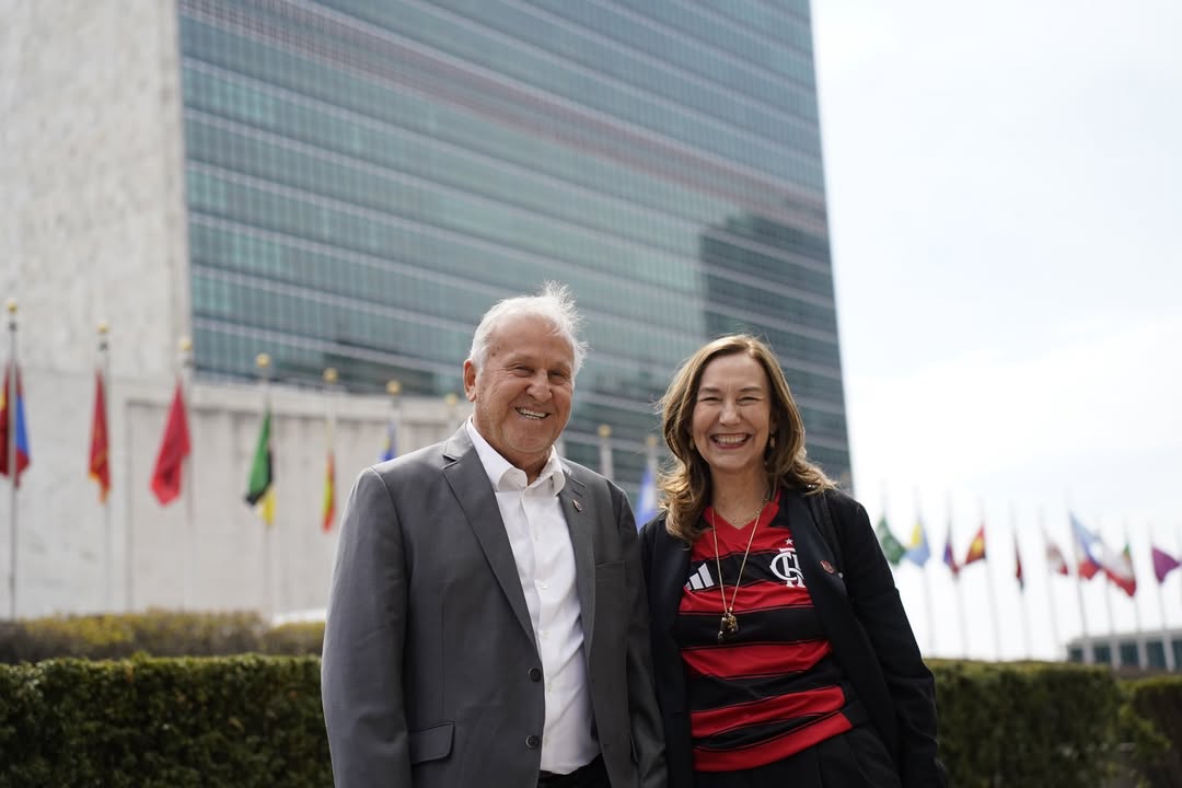 canalpremiere's tweet image. ZICO: EMBAIXADOR DA NAÇÃO E DO MUNDO! 👑

Momento histórico na Assembleia Geral da ONU! O @flamengo recebeu a certificação da iniciativa Futebol pelos ODS.

*Contém texto alternativo. 

📷 @onubrasil

#BrasileiraoNoPremiere #Flamengo #ONU #FutebolBrasileiro