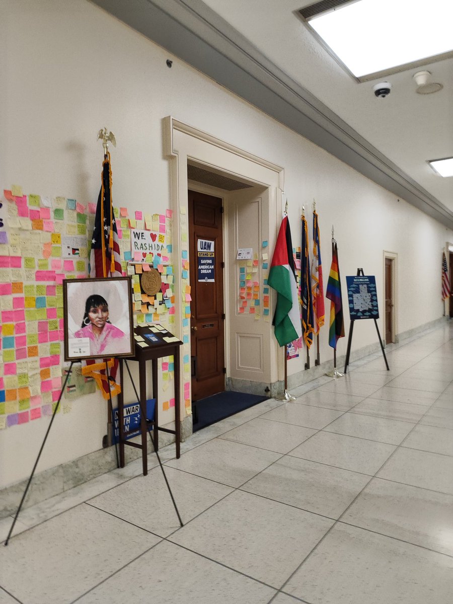 WashingtonExp's tweet image. על הדלת של חברת הקונגרס ראשידה טאליב יש פוסטר "natives for Palestine". 

הקשירה בין ההיסטוריה של ה-native Americans לבין הסיפור הפלסטיני היא אחד האתגרים הכי מורכבים שיש לישראל בשמאל הפרוגרסיבי, אבל מההתרשמות שלי זה נראטיב ש(עדיין) לא מחלחל למיינסטרים.