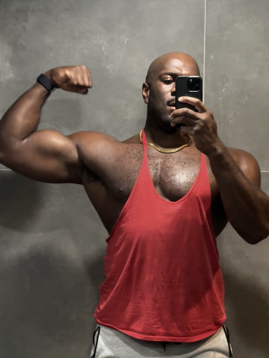 An unusual amount of guys/girls complimented my gains today. A few of them asked to touch my arms. They all crave my seed because they know it’s superior.