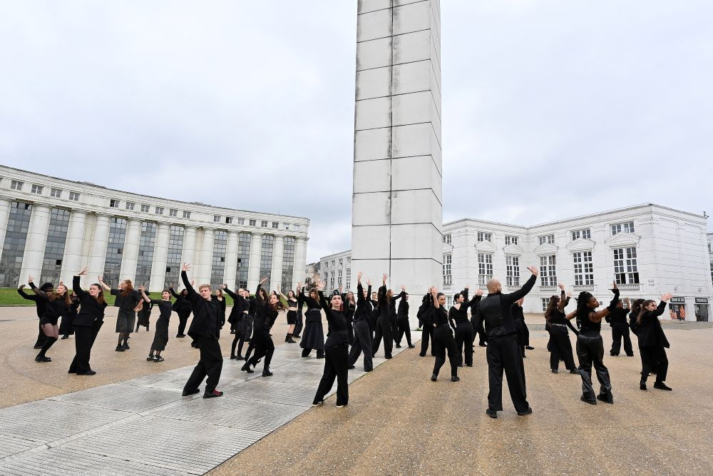 villedecergy's tweet image. #DANSE | 🎬 Le week-end dernier, au pied de la tour Belvédère, 𝟓𝟓 𝐝𝐚𝐧𝐬𝐞𝐮𝐫𝐬 𝐞𝐭 𝐝𝐚𝐧𝐬𝐞𝐮𝐬𝐞𝐬 du territoire, âgés de 16 à 57 ans, ont donné vie au projet "Lignes de fuite" !

📽 Ce film, réalisé à l'occasion des 𝟒𝟎 𝐚𝐧𝐬 𝐝𝐞 𝐥'𝐀𝐱𝐞 𝐌𝐚𝐣𝐞𝐮𝐫, met en