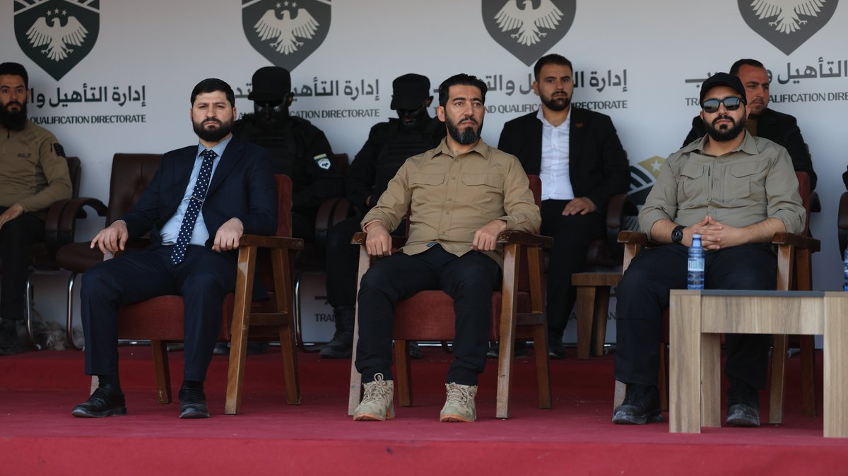 syrianmoi's tweet photo. بحضور وزير الداخلية المهندس أنس خطاب وعدد من مسؤولي وضباط وزارة الداخلية، قدّم خريجو دورة أفراد المهام الخاصة عرضاً عسكرياً مهيباً عكس مستوىً متقدماً من التدريب والجاهزية. https://t.co/rSyKN5hv2k