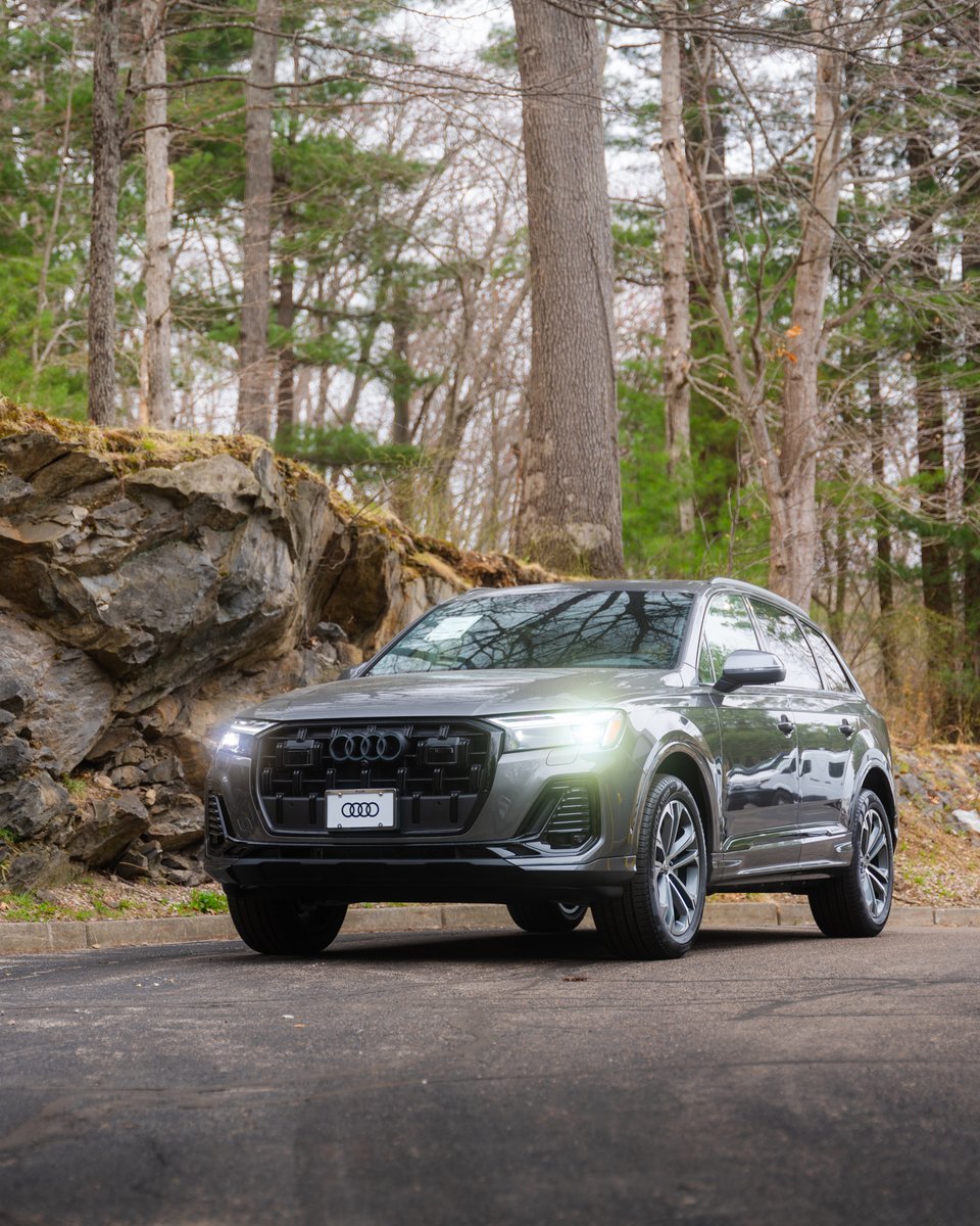 AudiWarwick's tweet image. Elevate every drive in the new 2026 #AudiQ7. 🔥

Equipped with the Convenience Plus Package featuring Bang &amp;amp; Olufsen® Premium Sound, Black Exterior Trim, a Top View Camera System with 360° view for total confidence, &amp;amp; a trailer hitch with 4,400 lbs of towing power. #AudiWarwick