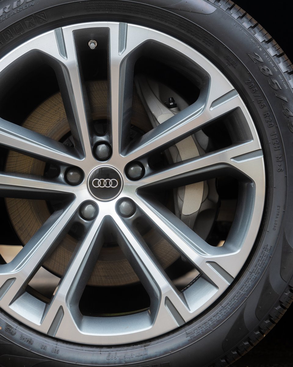 AudiWarwick's tweet image. Elevate every drive in the new 2026 #AudiQ7. 🔥

Equipped with the Convenience Plus Package featuring Bang &amp;amp; Olufsen® Premium Sound, Black Exterior Trim, a Top View Camera System with 360° view for total confidence, &amp;amp; a trailer hitch with 4,400 lbs of towing power. #AudiWarwick