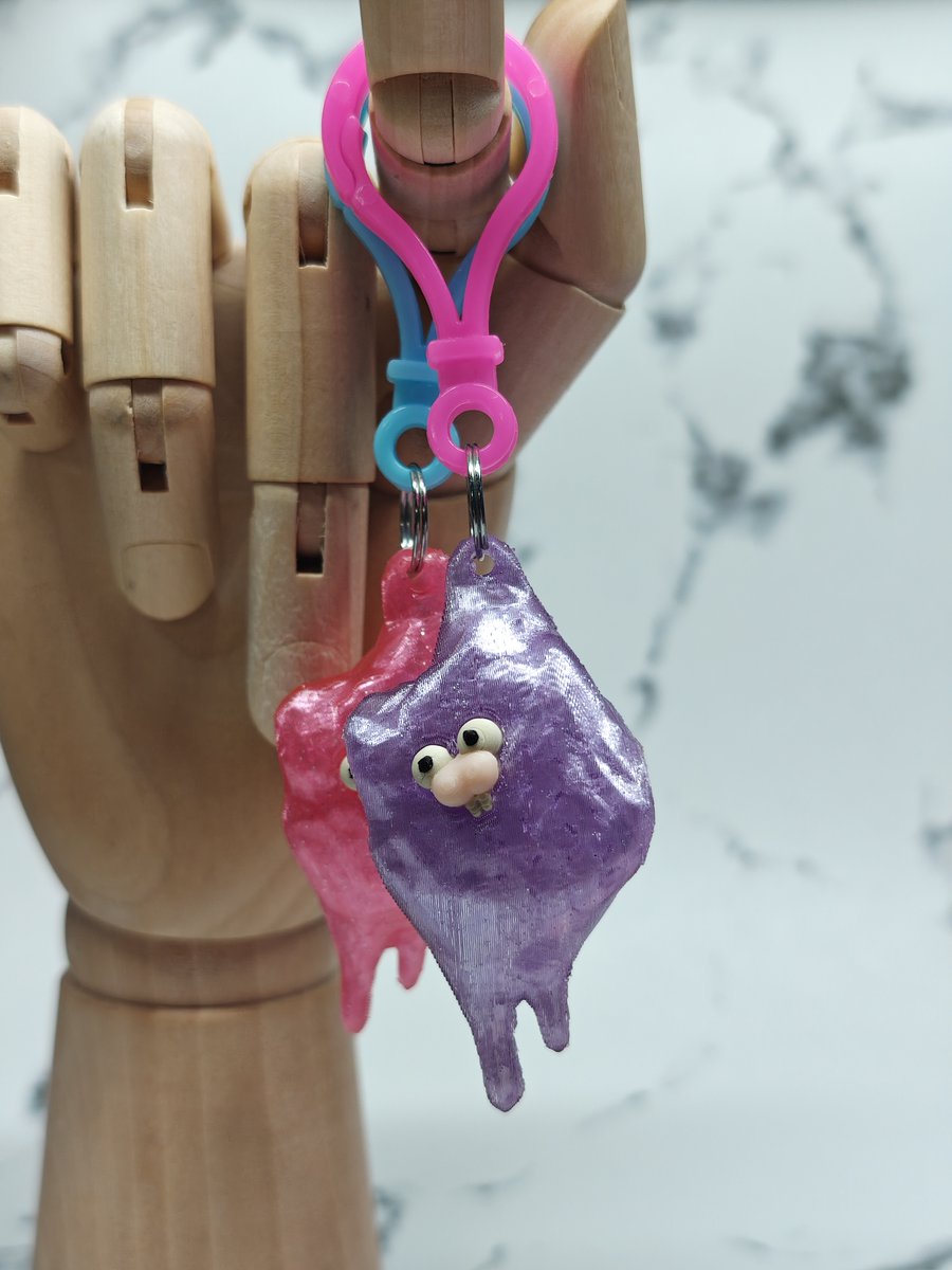 Qto6BshdBJYXdch's tweet photo. カラバリです
アリエクで買ったちゃちいキーホルダーパーツつき
2色展開で良いかな？ https://t.co/0corcNoopj