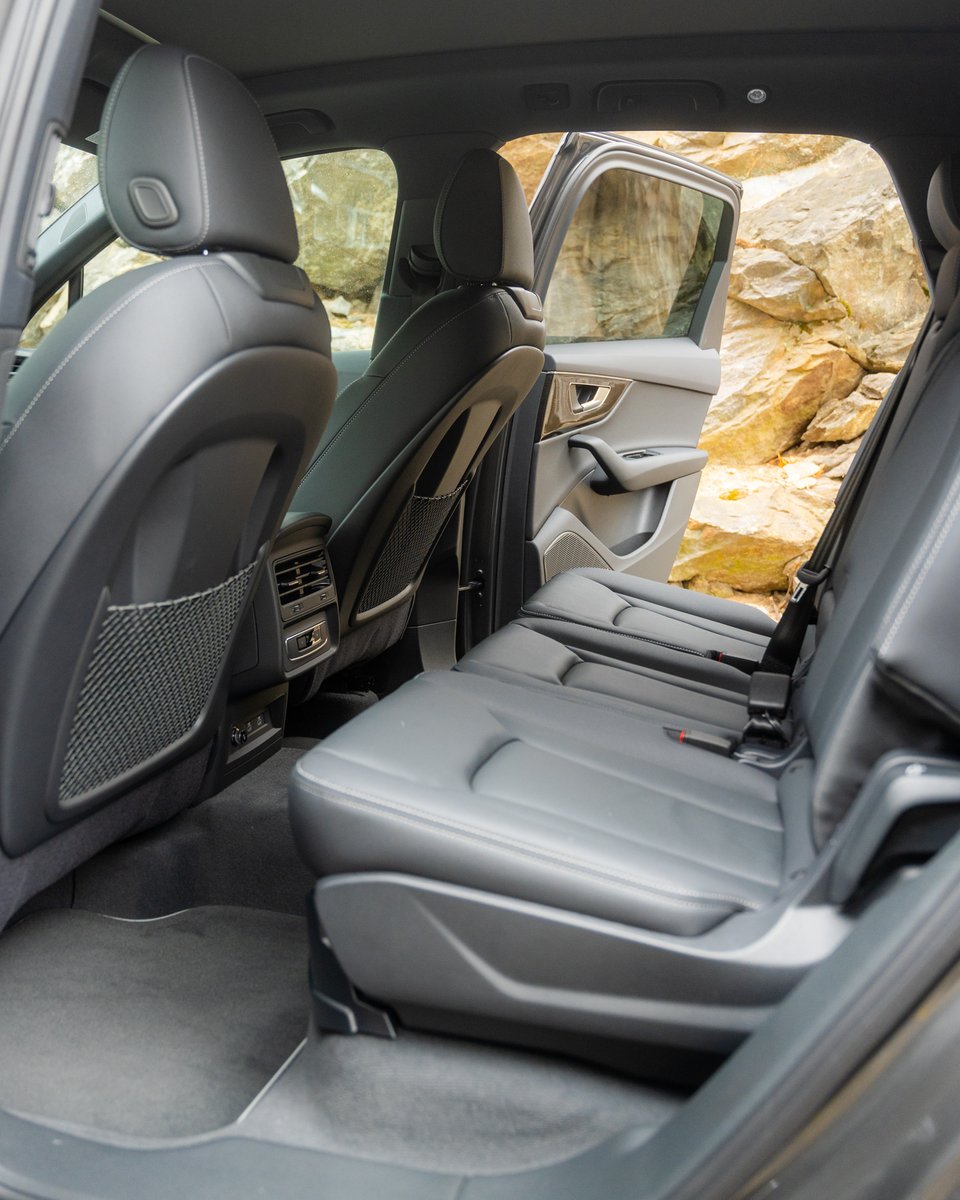 AudiWarwick's tweet image. Elevate every drive in the new 2026 #AudiQ7. 🔥

Equipped with the Convenience Plus Package featuring Bang &amp;amp; Olufsen® Premium Sound, Black Exterior Trim, a Top View Camera System with 360° view for total confidence, &amp;amp; a trailer hitch with 4,400 lbs of towing power. #AudiWarwick