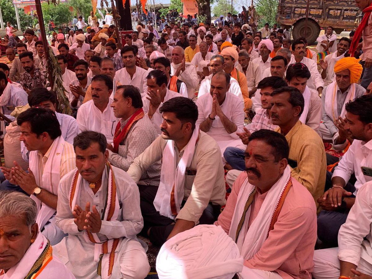 ग्राम महुआबे कालीपीठ में श्रीमद् भागवत कथा के पूर्णाहुति कार्यक्रम में सम्मिलित होने का एवं परम् पूज्य गुरुदेव से आशीर्वाद लेने का सौभाग्य प्राप्त हुआ