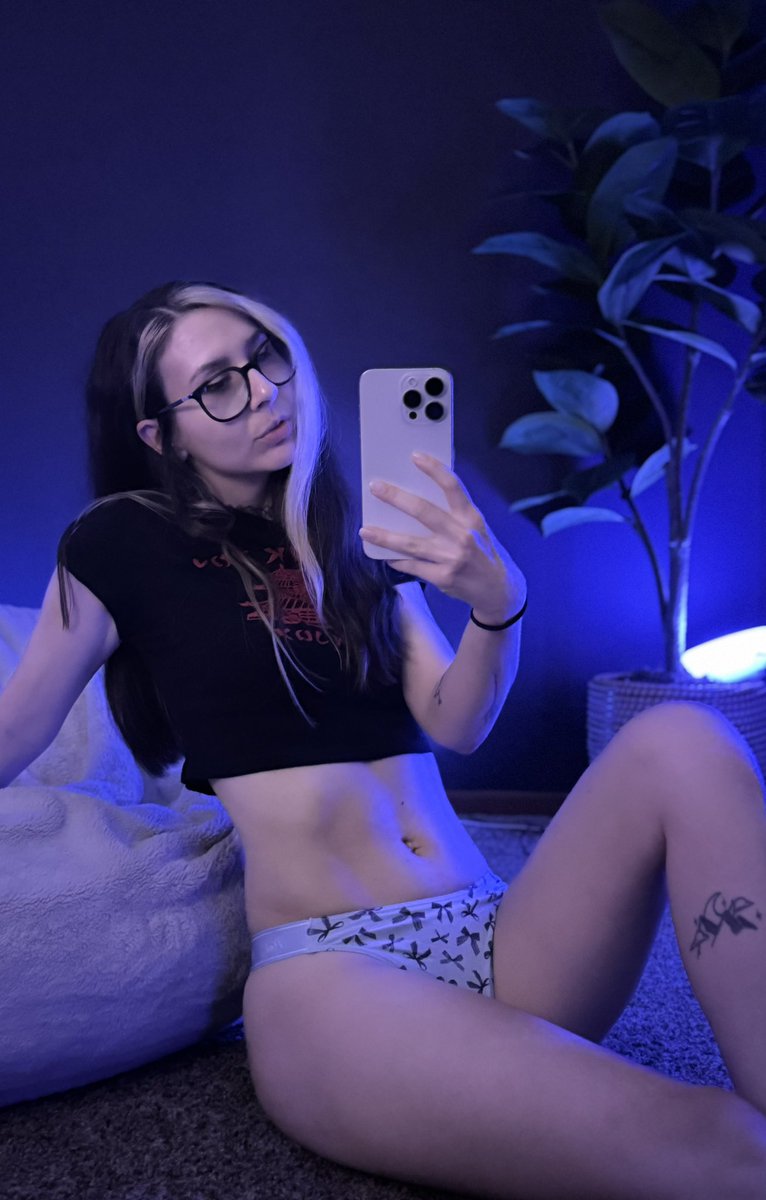 ☾ emilyuwo tweet media