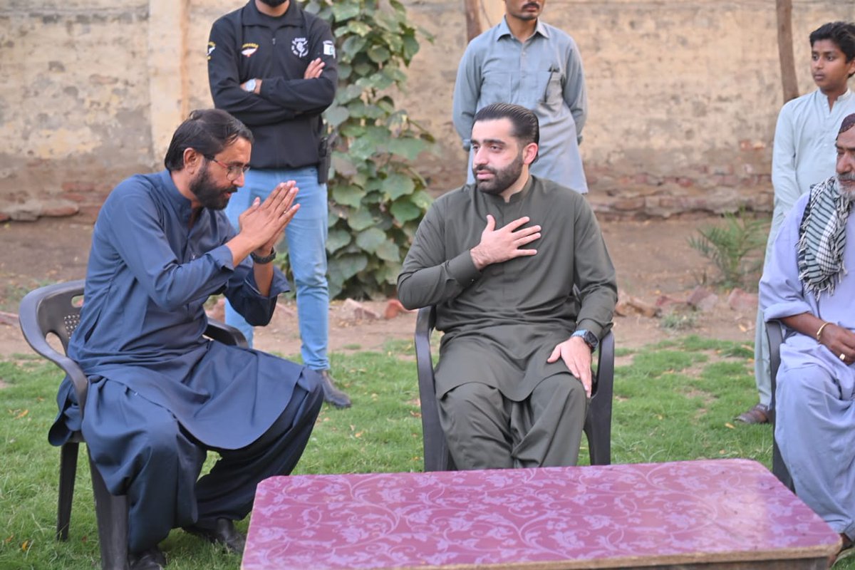 Arshadaliii832's tweet image. پاکستان پیپلزپارٹی کے رہنما راول شرجیل میمن نے پی ایس 61 کے مختلف علاقوں کا دورہ کر کے سوگوار خاندانوں سے ملاقات، فاتحہ خوانی اور دلی تعزیت کا اظہار کیا,,
@rawalsharjeel @sharjeelinam @BBhuttoZardari @AseefaBZ