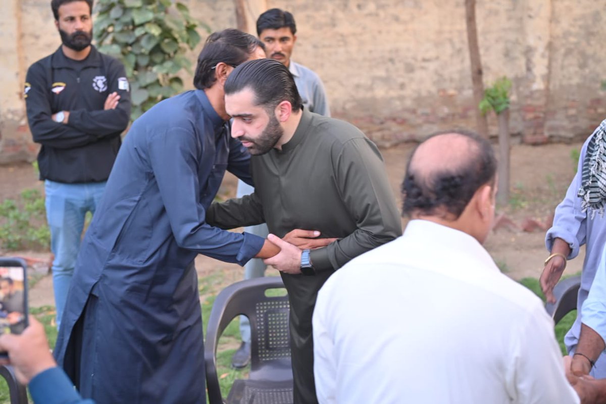 Arshadaliii832's tweet image. پاکستان پیپلزپارٹی کے رہنما راول شرجیل میمن نے پی ایس 61 کے مختلف علاقوں کا دورہ کر کے سوگوار خاندانوں سے ملاقات، فاتحہ خوانی اور دلی تعزیت کا اظہار کیا,,
@rawalsharjeel @sharjeelinam @BBhuttoZardari @AseefaBZ