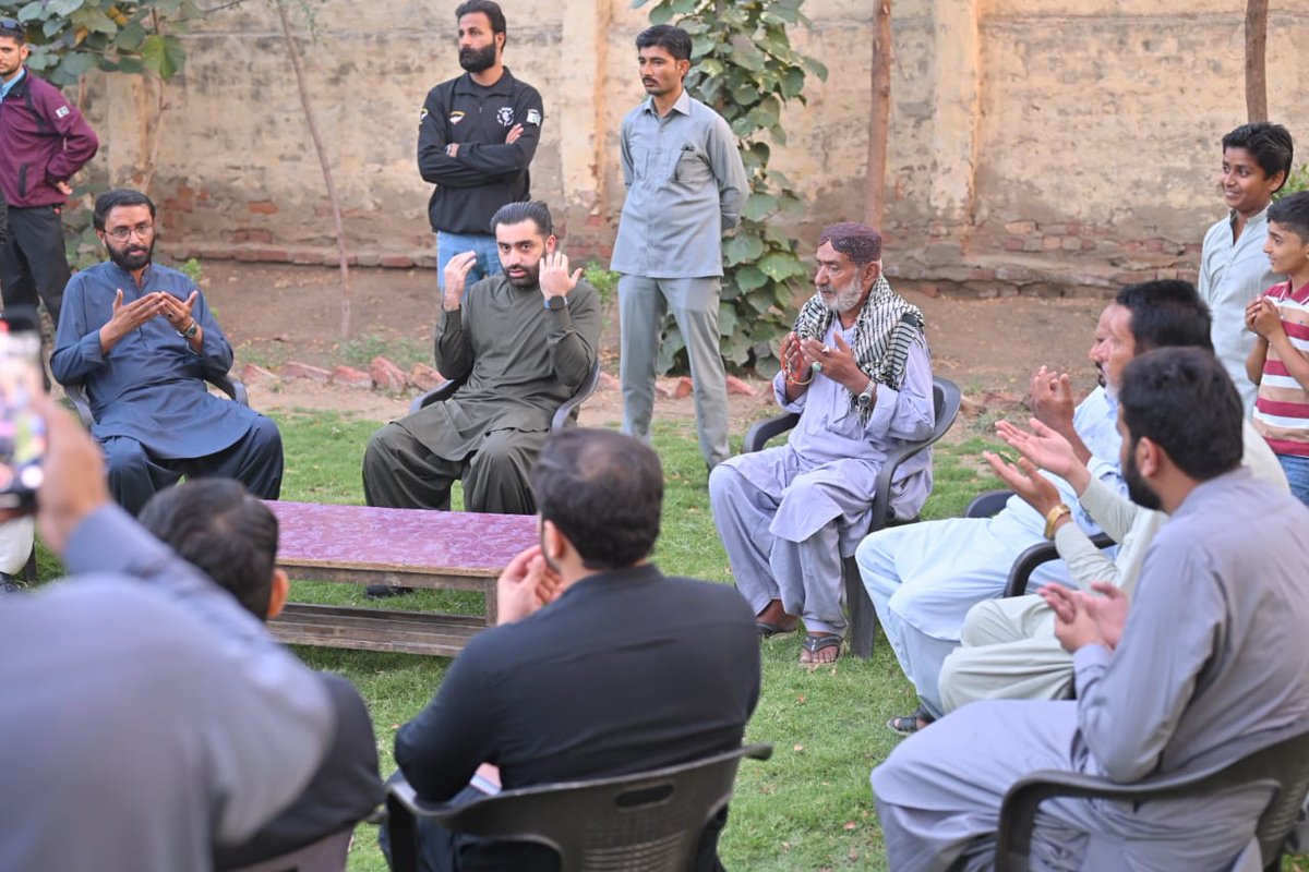 Arshadaliii832's tweet image. پاکستان پیپلزپارٹی کے رہنما راول شرجیل میمن نے پی ایس 61 کے مختلف علاقوں کا دورہ کر کے سوگوار خاندانوں سے ملاقات، فاتحہ خوانی اور دلی تعزیت کا اظہار کیا,,
@rawalsharjeel @sharjeelinam @BBhuttoZardari @AseefaBZ