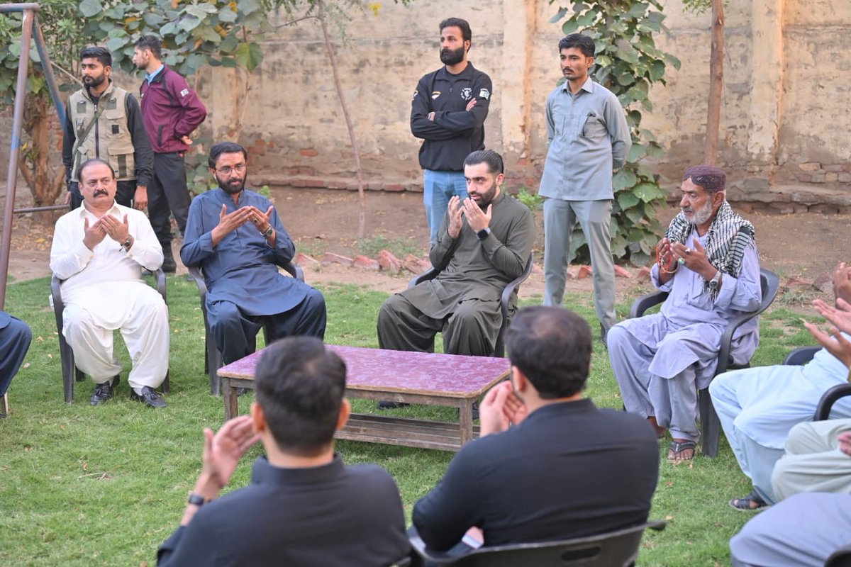 Arshadaliii832's tweet image. پاکستان پیپلزپارٹی کے رہنما راول شرجیل میمن نے پی ایس 61 کے مختلف علاقوں کا دورہ کر کے سوگوار خاندانوں سے ملاقات، فاتحہ خوانی اور دلی تعزیت کا اظہار کیا,,
@rawalsharjeel @sharjeelinam @BBhuttoZardari @AseefaBZ