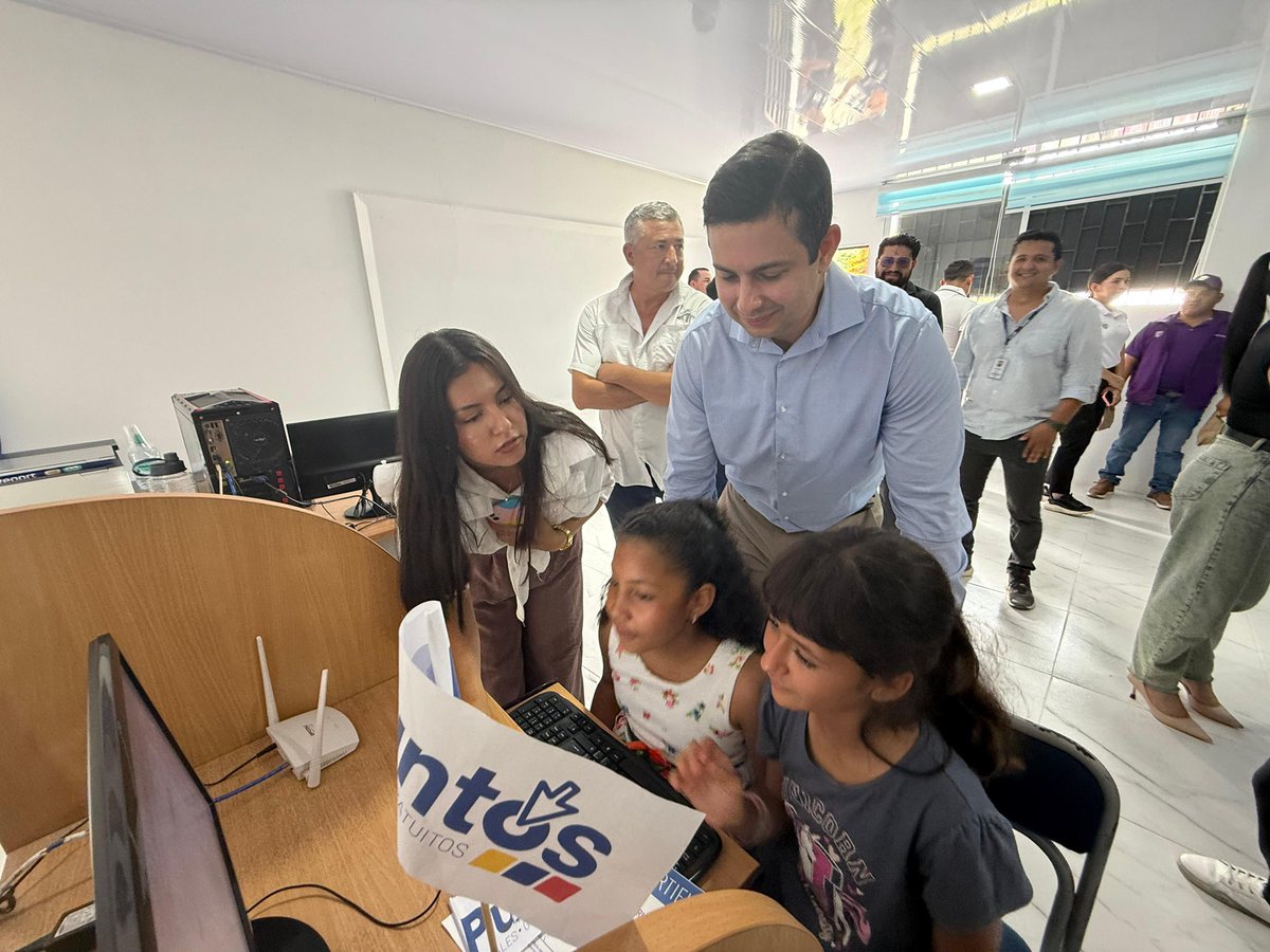 Telecom_Ec's tweet photo. 💻 Manabí avanza hacia un futuro digital.

📍 Con la presencia del viceministro @Ricardo__Guti , inauguramos el Punto Digital Gratuito Río Canoa.

👉 En este espacio, los usuarios podrán realizar trámites en línea, capacitarse y acceder a servicios digitales sin salir de su comunidad, todo en un solo lugar y gratis. 
🧵