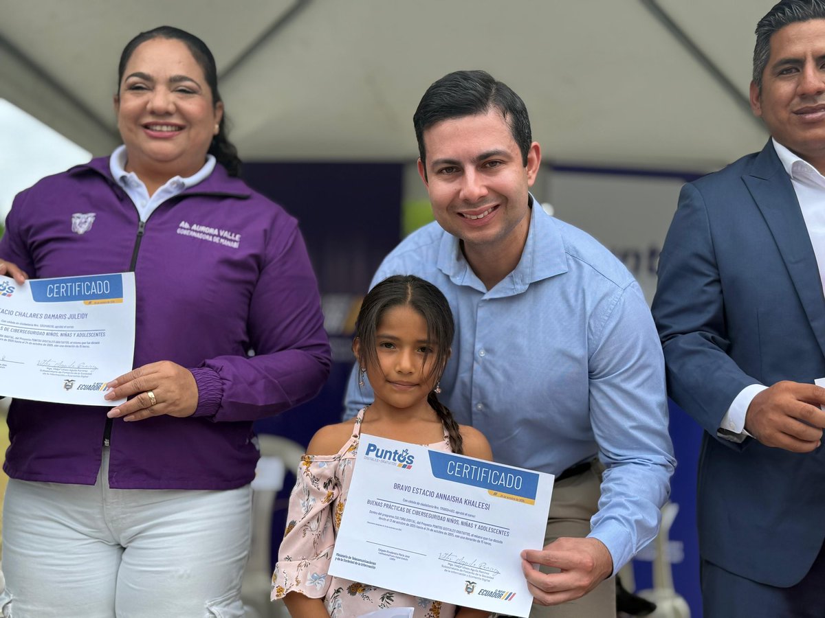 Telecom_Ec's tweet photo. 💻 Manabí avanza hacia un futuro digital.

📍 Con la presencia del viceministro @Ricardo__Guti , inauguramos el Punto Digital Gratuito Río Canoa.

👉 En este espacio, los usuarios podrán realizar trámites en línea, capacitarse y acceder a servicios digitales sin salir de su comunidad, todo en un solo lugar y gratis. 
🧵