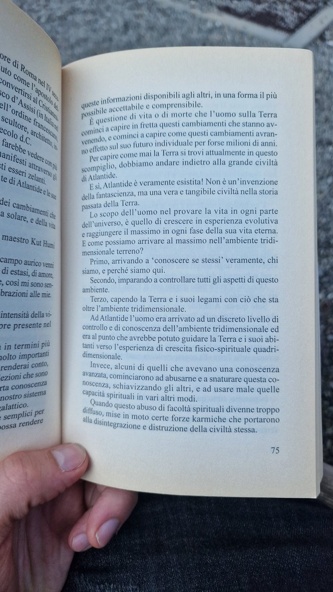 FabioErode's tweet photo. @dottorpax È ai livelli di questo libro improbabile che trovai in una casetta di montagna. Lo stile con cui racconta, la boiate funamboliche... Stessa sensazione! https://t.co/vpxbrOb4yN