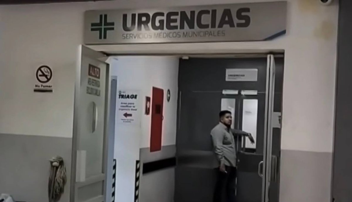 JaliscoRojo's tweet image. El motociclista que fue embestido la tarde de ayer por una unidad del transporte público de la ruta 636 en la colonia Artesanos, en Guadalajara, en el cruce de Jesús García y Santa Mónica, murió anoche en la cruz verde Delgadillo Araujo.