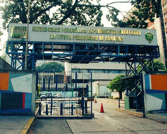 ElParaisoNow's tweet photo. #Comunidad|| Estudiantes denuncian que Universidad Pedagógica Experimental Libertador, #UPEL Caracas en El Paraíso, se encuentra sin servicio eléctrico, por transformador
"La Universidad de los Maestros"
#️⃣ Caracas Venezuela #14Abr #ElParaiso @CorpoelecInfo @mineducacion_ve https://t.co/jSgRmBlg43
