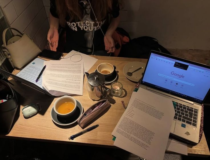 pilatesgirly's tweet photo. late night study sessions https://t.co/ehEq622LYR
