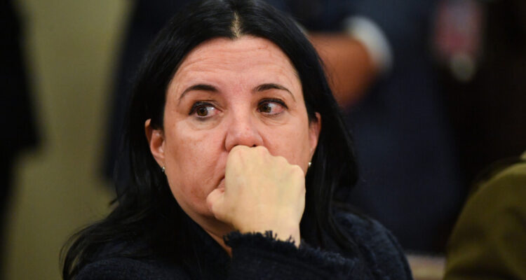 Fracasa sesión clave en el senado por inasistencia de la ministra Trinidad Steinert. Martes de pololeo en horario de trabajo?🤔

No está calificada para el cargo, carece de hábitos y de experiencia política, los hechos le están pasando la cuenta. Que renuncie la incompetente.