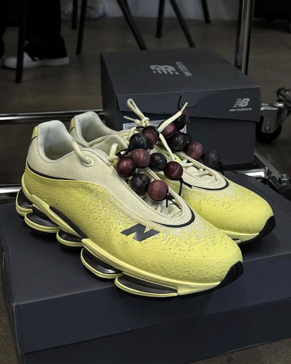 SneakerNews's tweet photo. New Balance teases the all-new 2000 Sleek with the help of Brazil's Quadro Creations 🇧🇷 

Get a closer look: https://t.co/gbyvCnKTra https://t.co/5cApYWgPQp