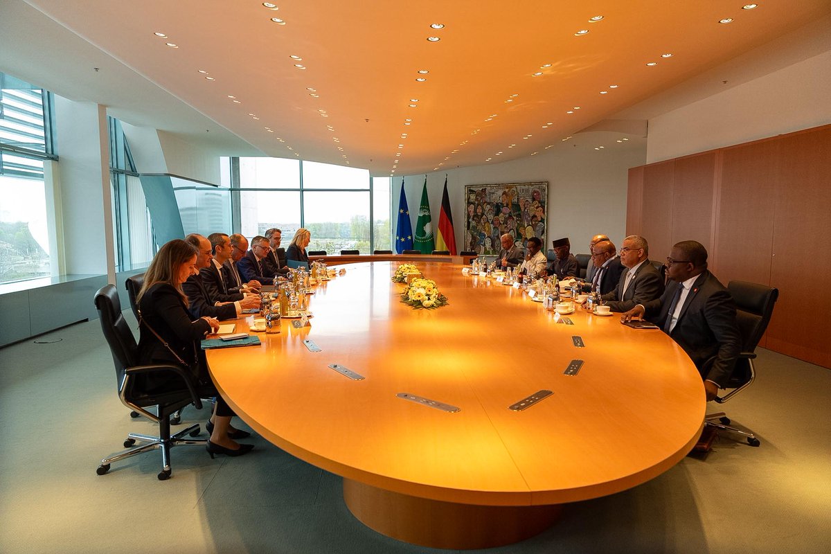 _AfricanUnion's tweet image. H.E. Mahmoud Ali Youssouf, Chairperson of the African Union Commission, was this evening hosted by H.E. Friedrich Merz, Federal Chancellor of the Federal Republic of #Germany, at the Federal Chancellery in Berlin.

Discussions with the Chancellor focused on further strengthening