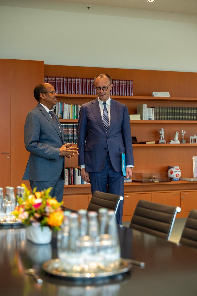 _AfricanUnion's tweet image. H.E. Mahmoud Ali Youssouf, Chairperson of the African Union Commission, was this evening hosted by H.E. Friedrich Merz, Federal Chancellor of the Federal Republic of #Germany, at the Federal Chancellery in Berlin.

Discussions with the Chancellor focused on further strengthening