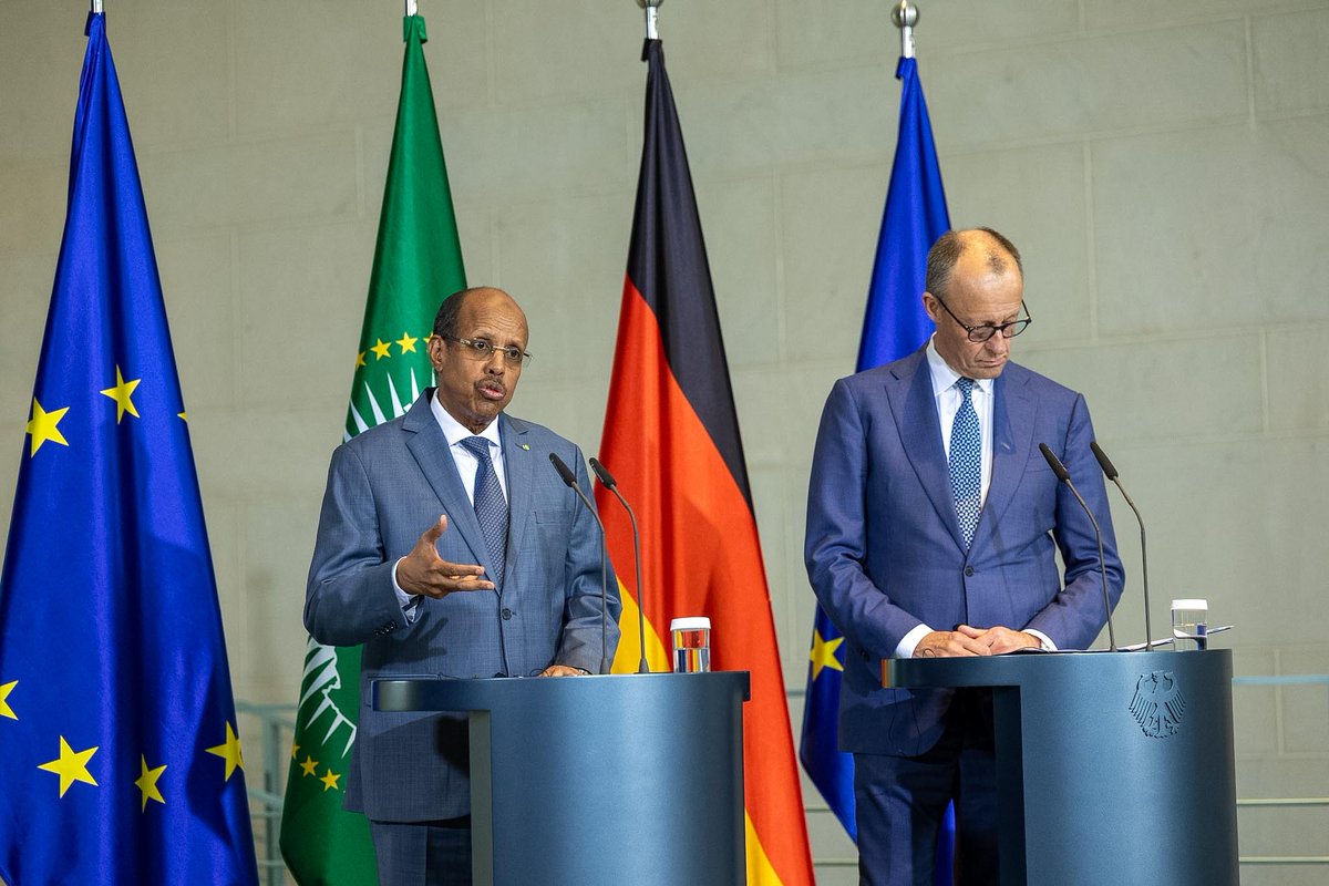 _AfricanUnion's tweet image. H.E. Mahmoud Ali Youssouf, Chairperson of the African Union Commission, was this evening hosted by H.E. Friedrich Merz, Federal Chancellor of the Federal Republic of #Germany, at the Federal Chancellery in Berlin.

Discussions with the Chancellor focused on further strengthening