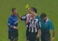 georgatoss's tweet photo. @DAZN_IT Mi ricorda l'ammonizione di #Simeone da parte di #Ceccarini stessa dinamica, unica differenza #Davids non calcia prima il pallone e non rotola a terra simulando come #NicoPaz, anzi chiede scusa all'argentino per il calcio da rosso diretto. https://t.co/qotYRKV9G5