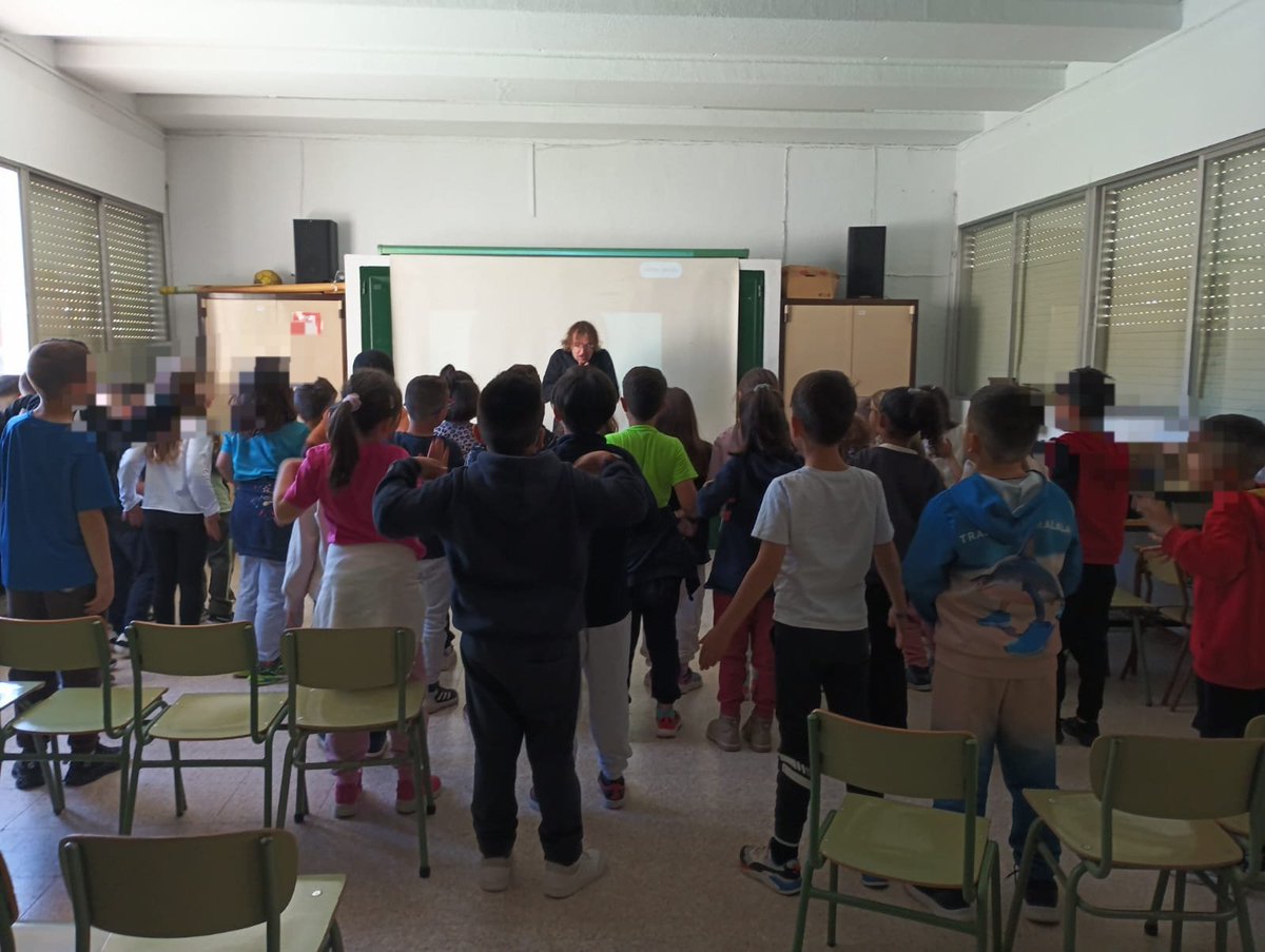 Actividad preparatoria en 1° y 2° para después ir a un teatro. Se han divertido muchísimo con el bailarín, que ha viajado por todo el mundo.  Los ha enseñado los zapatos y  ha practicado el taconeo. También han hecho ritmos. #somosdisfrutones