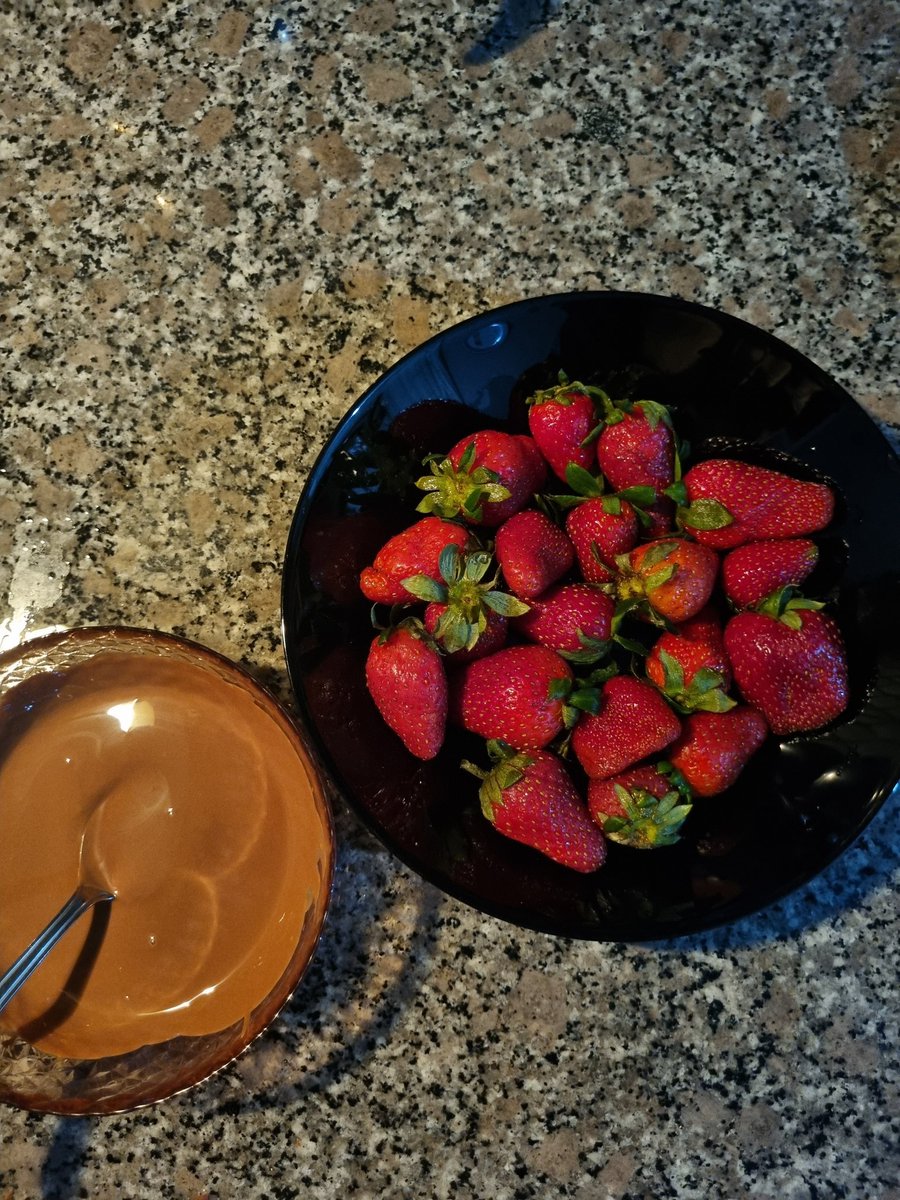 angelina tweet media