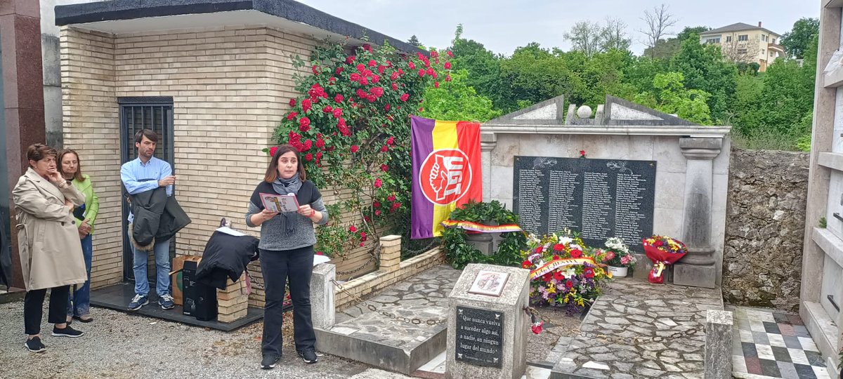 ugtcantabria's tweet photo. UGT de Cantabria rinde homenaje un año más a la II República española en el 95 aniversario de su proclamación (Cementerio de Geloria, Torrelavega)
#ugtcantabria #IIRepublica #Torrelavega #aniversario https://t.co/XOXe4ZCRd9